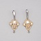 Boucles d'oreilles  en micro-macram&eacute; ton sable avec des perles en nacre