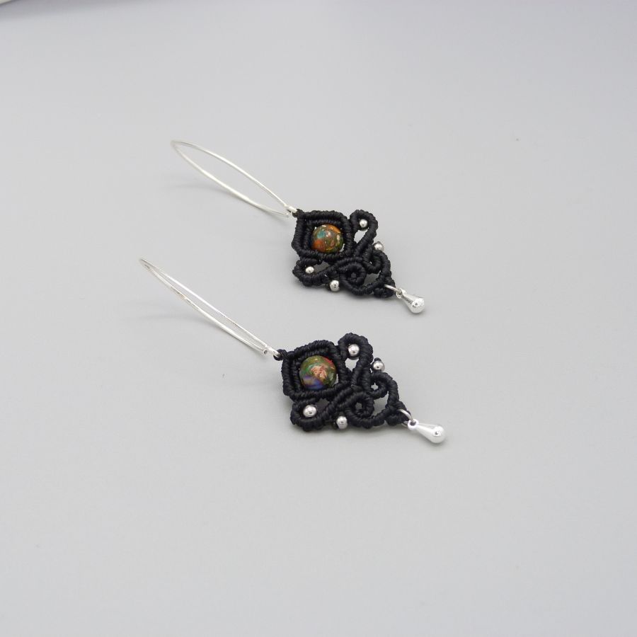 Boucles d'oreilles  en micro-macram&eacute; noires avec des perles en jaspe imp&eacute;rial