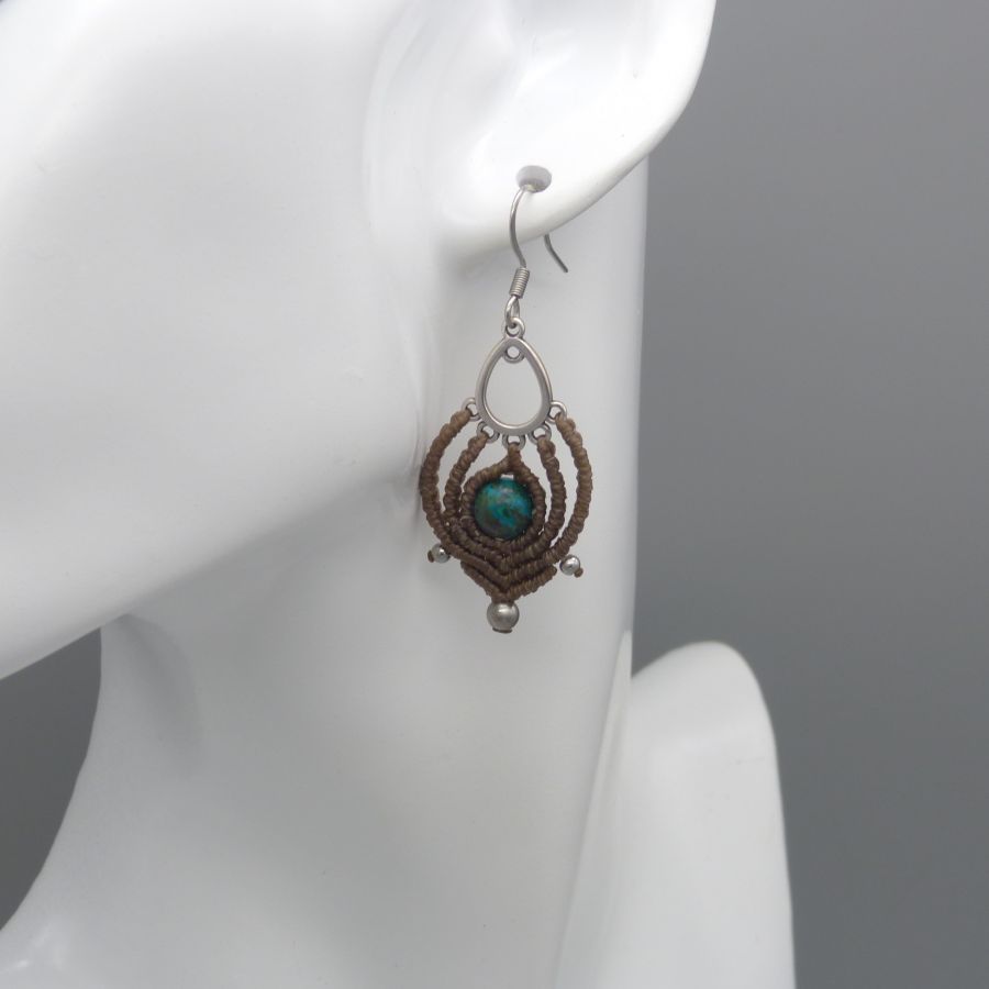 Boucles d'oreilles  en micro-macram&eacute; couleur noisette avec une perle en chrysocolle
