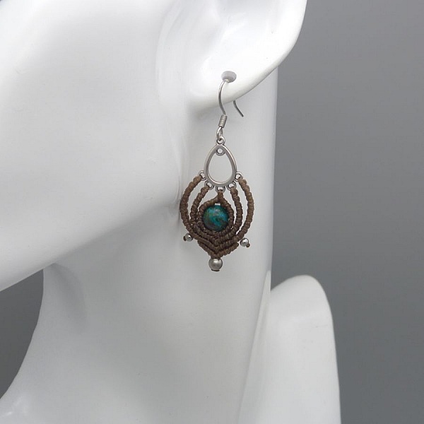 Boucles d'oreilles  en micro-macram&eacute; couleur noisette avec une perle en chrysocolle