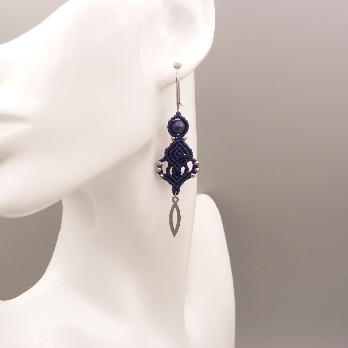 Boucles d'oreilles  en micro-macram&eacute; ton bleu fonc&eacute; 