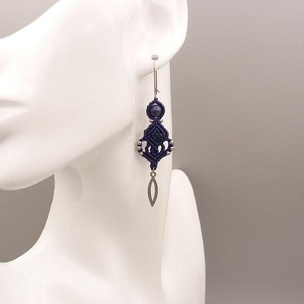 Boucles d'oreilles  en micro-macram&eacute; ton bleu fonc&eacute; 