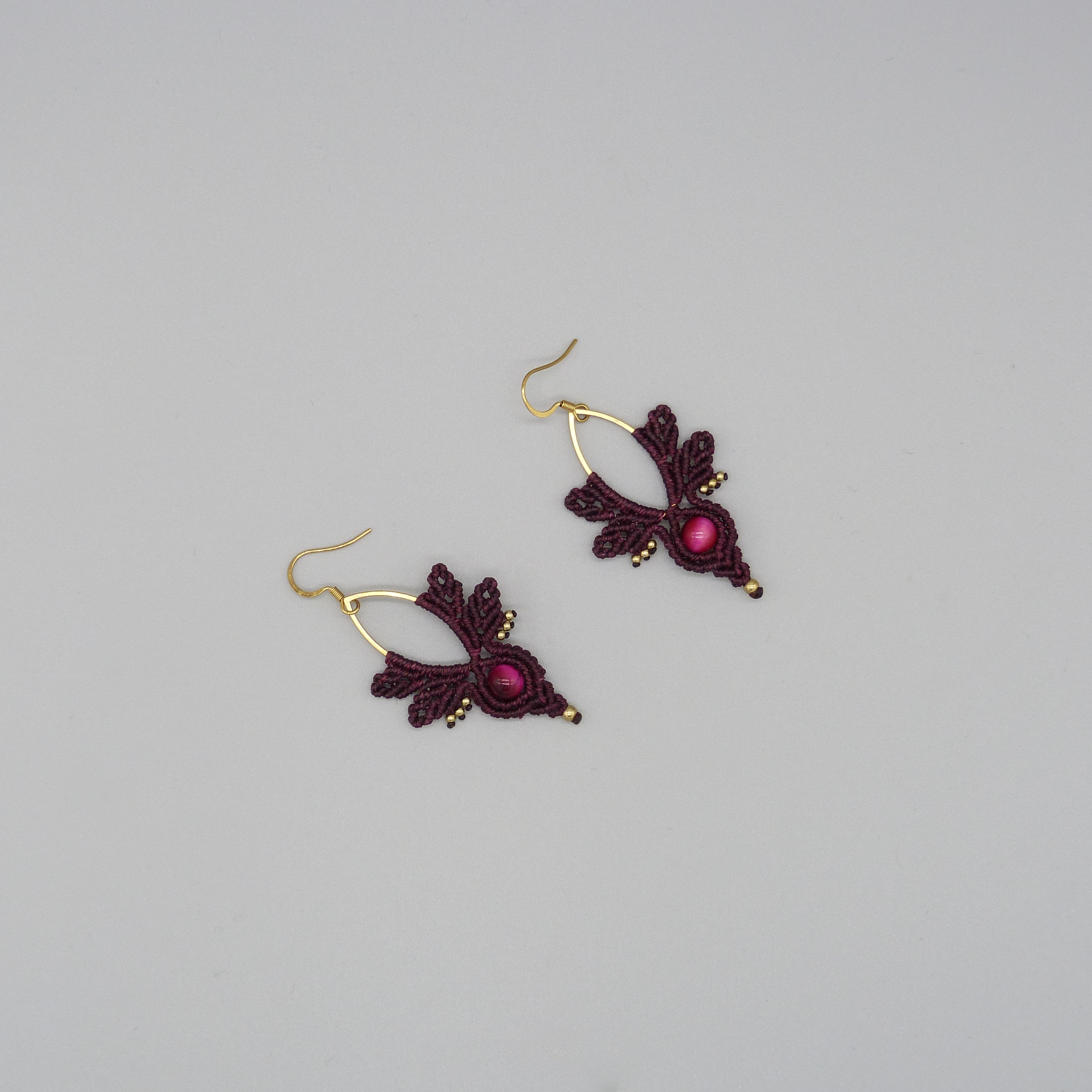 Boucles d'oreilles  en micro-macram&eacute; couleur groseille avec oeil de tigre teint&eacute;