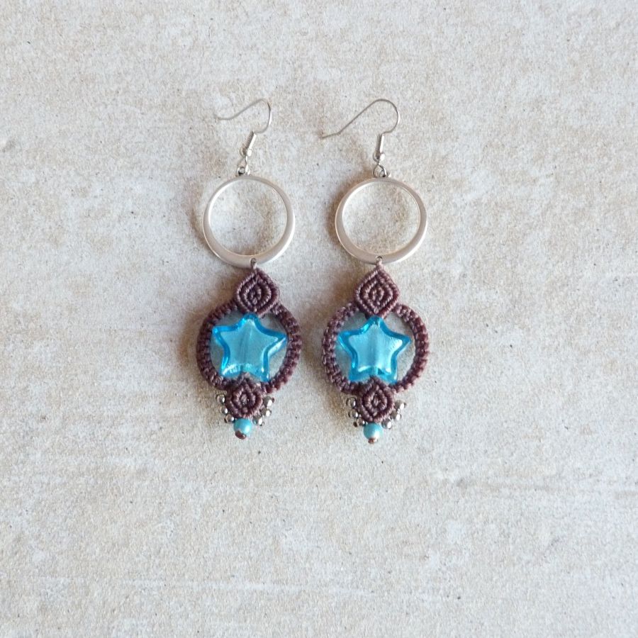 Boucles d'oreilles  en micro-macram&eacute; marron chocolat/bleu Etoile en verre de Murano