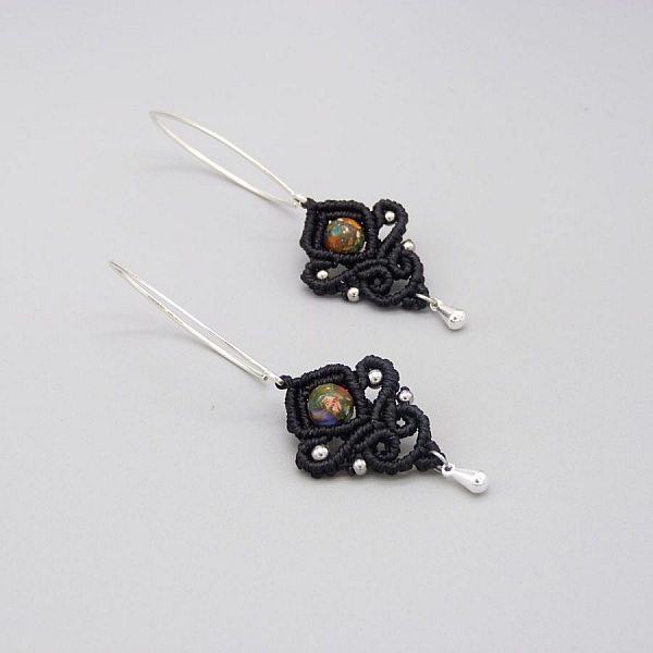 Boucles d'oreilles  en micro-macram&eacute; noires avec des perles en jaspe imp&eacute;rial
