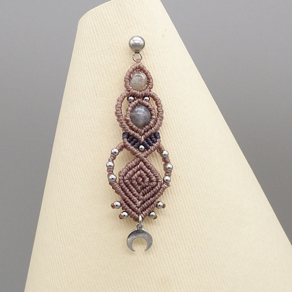 Boucles d'oreilles  en micro-macram&eacute; couleur taupe