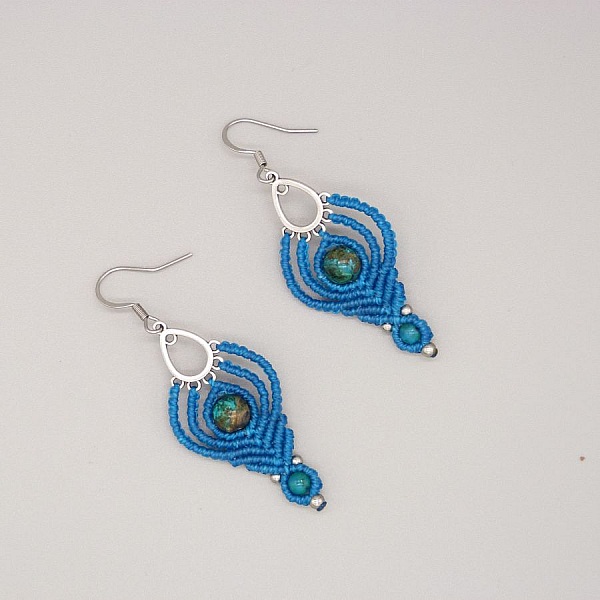 Boucles d'oreilles  en micro-macram&eacute; bleues turquoise avec deux perles en chrysocolle