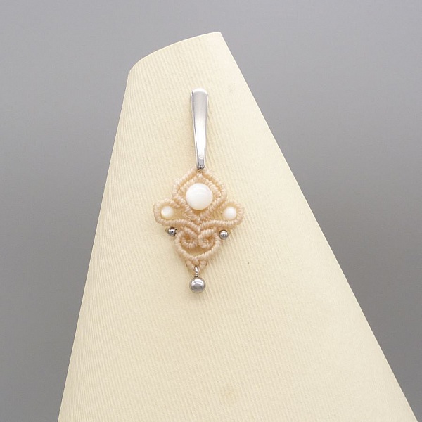 Boucles d'oreilles  en micro-macram&eacute; ton sable avec des perles en nacre
