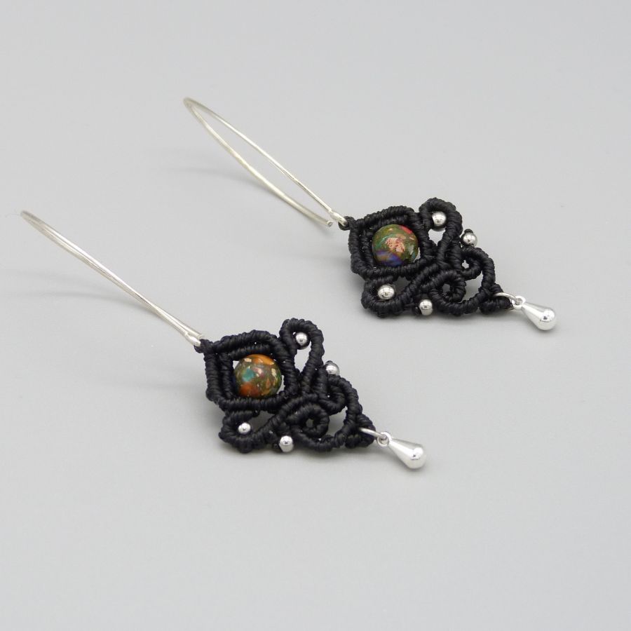 Boucles d'oreilles  en micro-macram&eacute; noires avec des perles en jaspe imp&eacute;rial