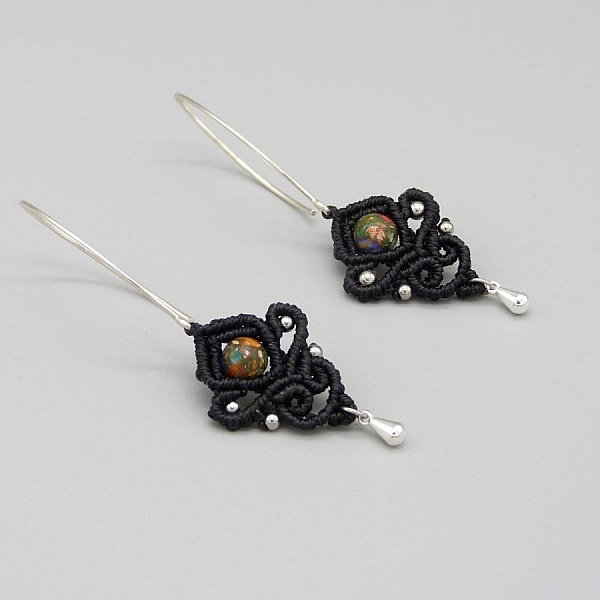 Boucles d'oreilles  en micro-macram&eacute; noires avec des perles en jaspe imp&eacute;rial