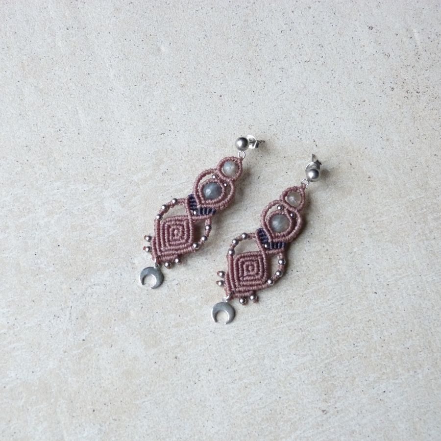 Boucles d'oreilles  en micro-macram&eacute; couleur taupe