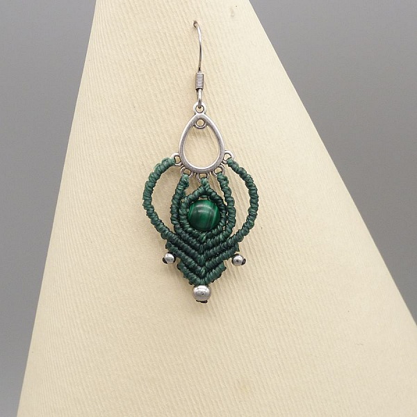 Boucles d'oreilles  en micro-macram&eacute; vert fonc&eacute; avec une perle en malachite