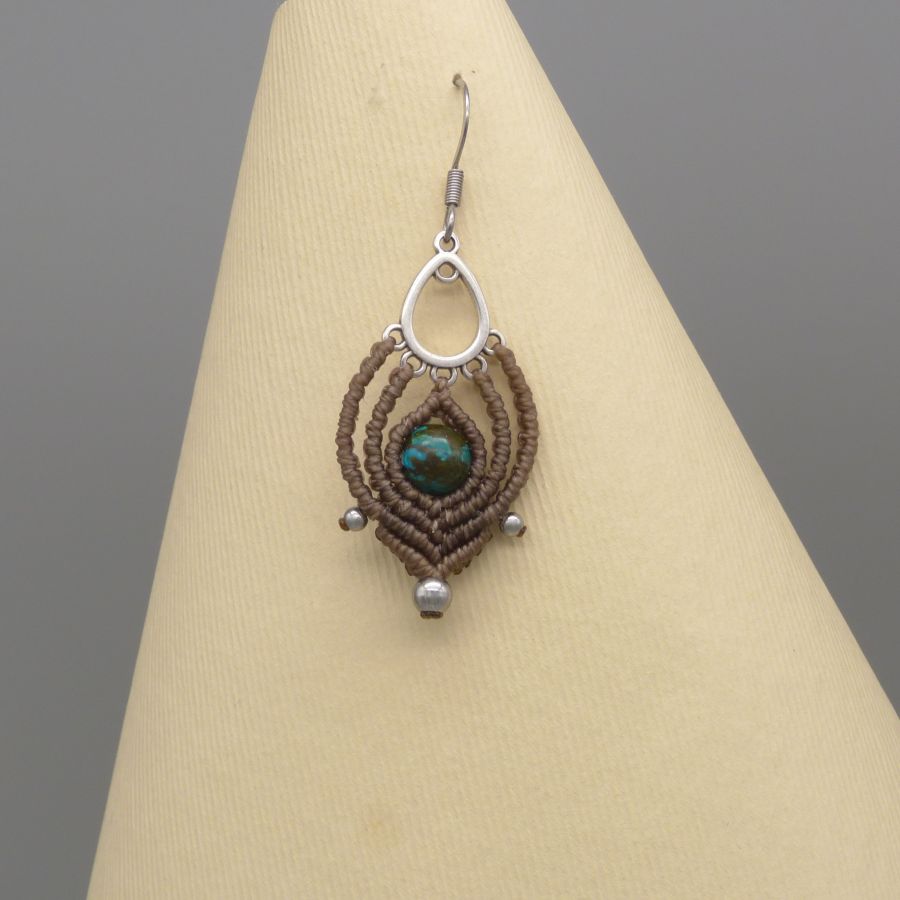 Boucles d'oreilles  en micro-macram&eacute; couleur noisette avec une perle en chrysocolle