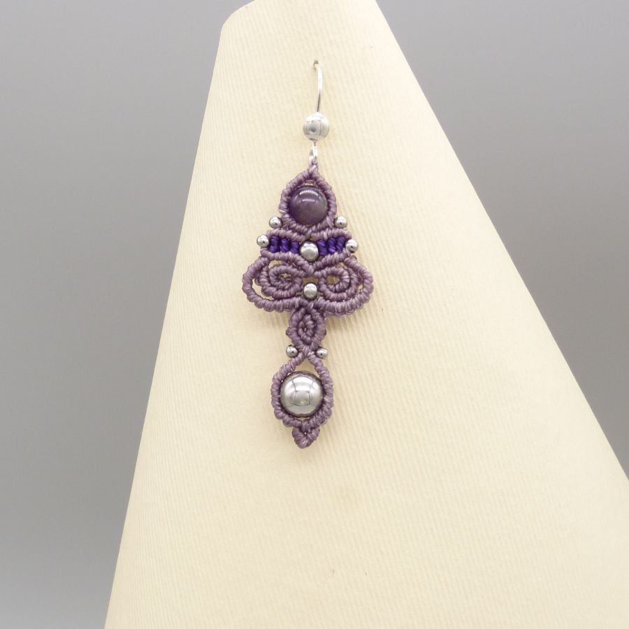 Boucles d'oreilles  en micro-macram&eacute; ton violet