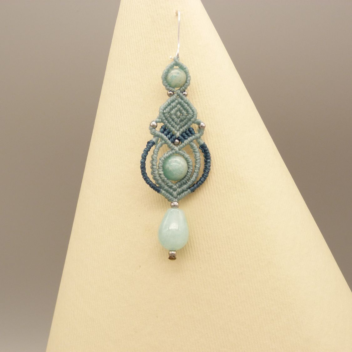 Boucles d'oreilles  en micro-macram&eacute; couleur tons bleus avec perles en amazonite