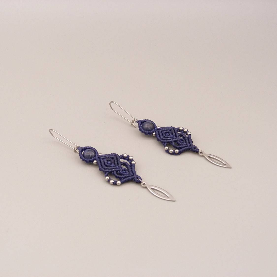 Boucles d'oreilles  en micro-macram&eacute; ton bleu fonc&eacute; 