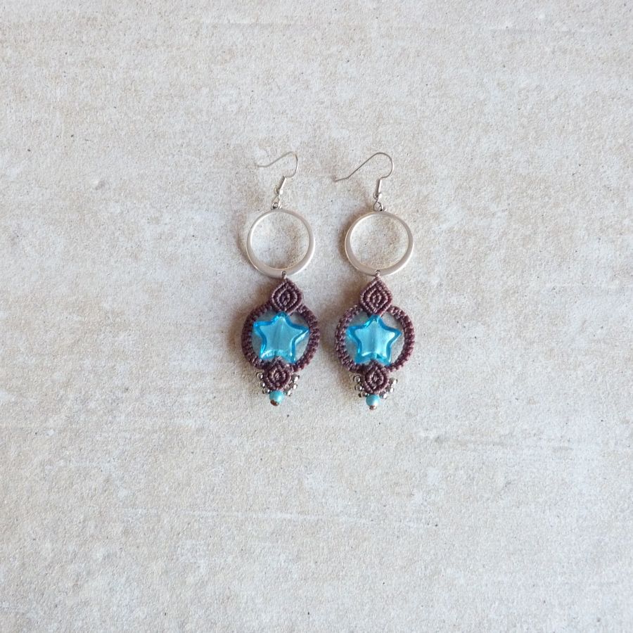 Boucles d'oreilles  en micro-macram&eacute; marron chocolat/bleu Etoile en verre de Murano