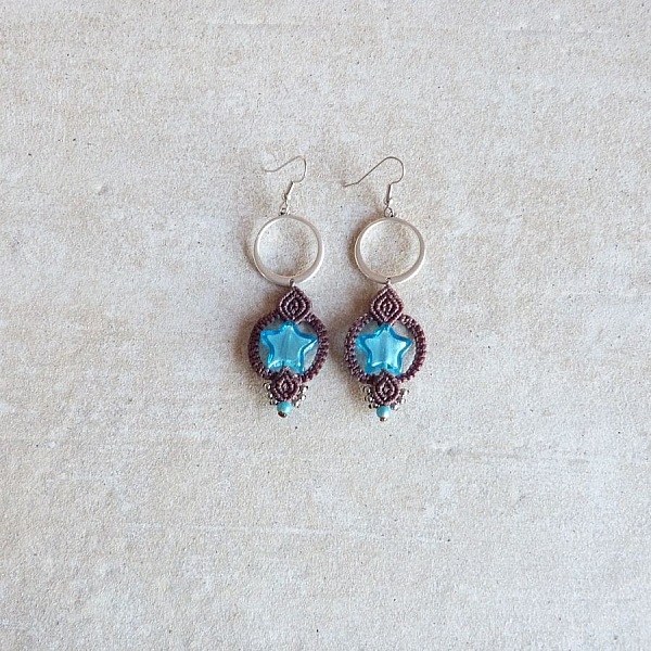 Boucles d'oreilles  en micro-macram&eacute; marron chocolat/bleu Etoile en verre de Murano