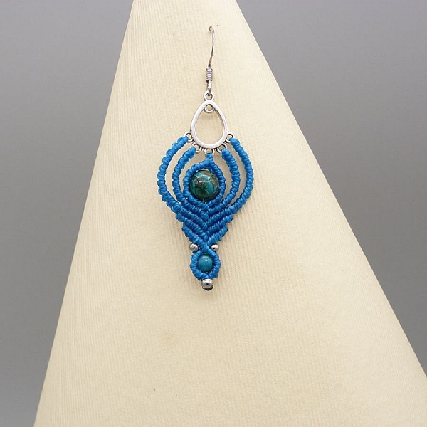 Boucles d'oreilles  en micro-macram&eacute; bleues turquoise avec deux perles en chrysocolle