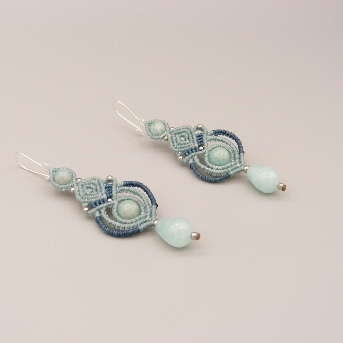 Boucles d'oreilles  en micro-macram&eacute; couleur tons bleus avec perles en amazonite