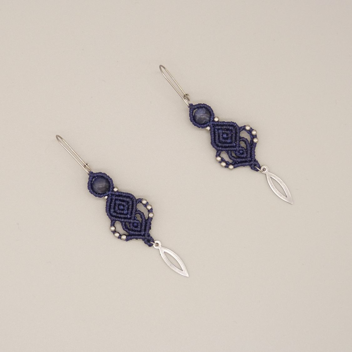 Boucles d'oreilles  en micro-macram&eacute; ton bleu fonc&eacute; 