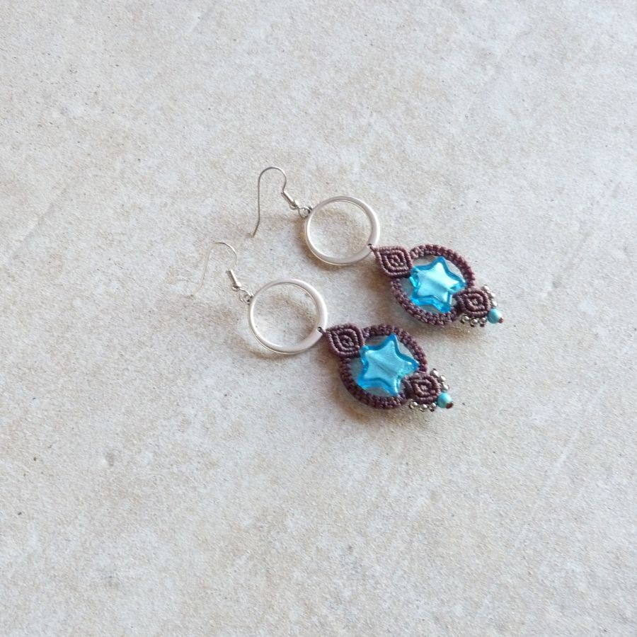 Boucles d'oreilles  en micro-macram&eacute; marron chocolat/bleu Etoile en verre de Murano