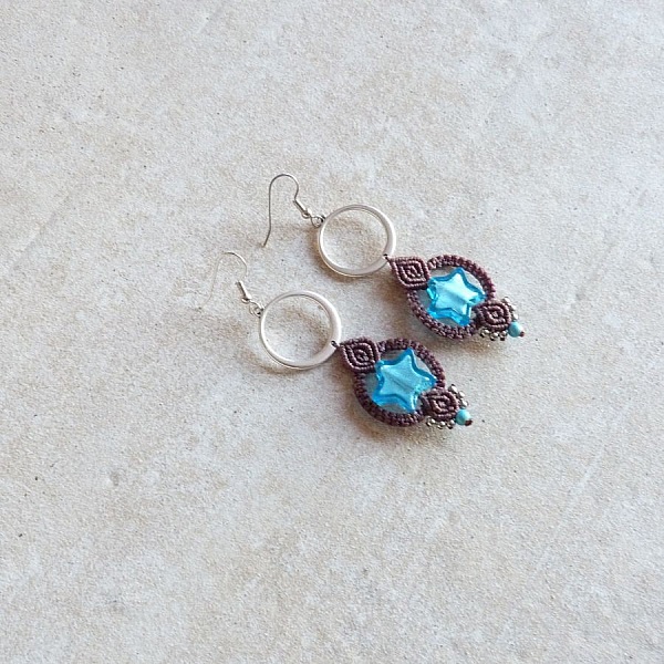 Boucles d'oreilles  en micro-macram&eacute; marron chocolat/bleu Etoile en verre de Murano
