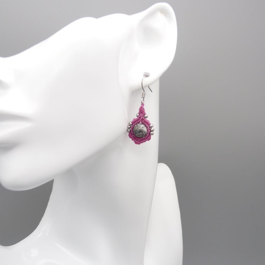 Boucles d'oreilles  en micro-macram&eacute; rose bonbon avec des perles en jaspe feuille d'argent
