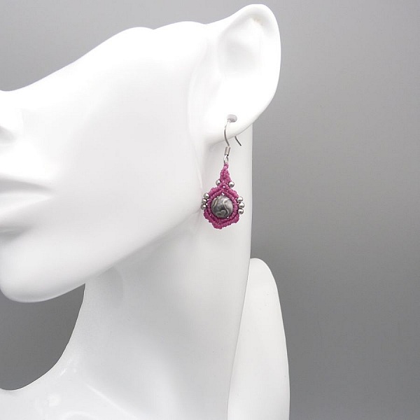 Boucles d'oreilles  en micro-macram&eacute; rose bonbon avec des perles en jaspe feuille d'argent