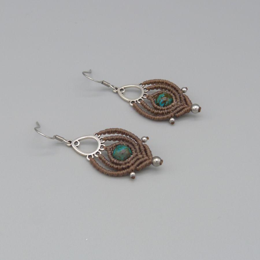 Boucles d'oreilles  en micro-macram&eacute; couleur noisette avec une perle en chrysocolle