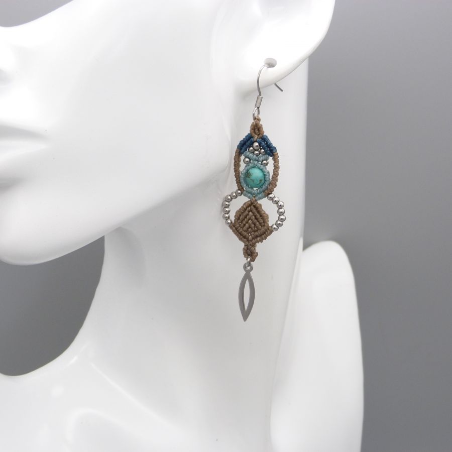 Boucles d'oreilles  en micro-macram&eacute; couleur beige, bleu