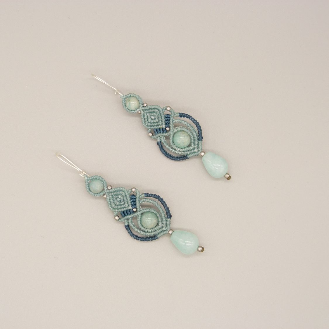 Boucles d'oreilles  en micro-macram&eacute; couleur tons bleus avec perles en amazonite