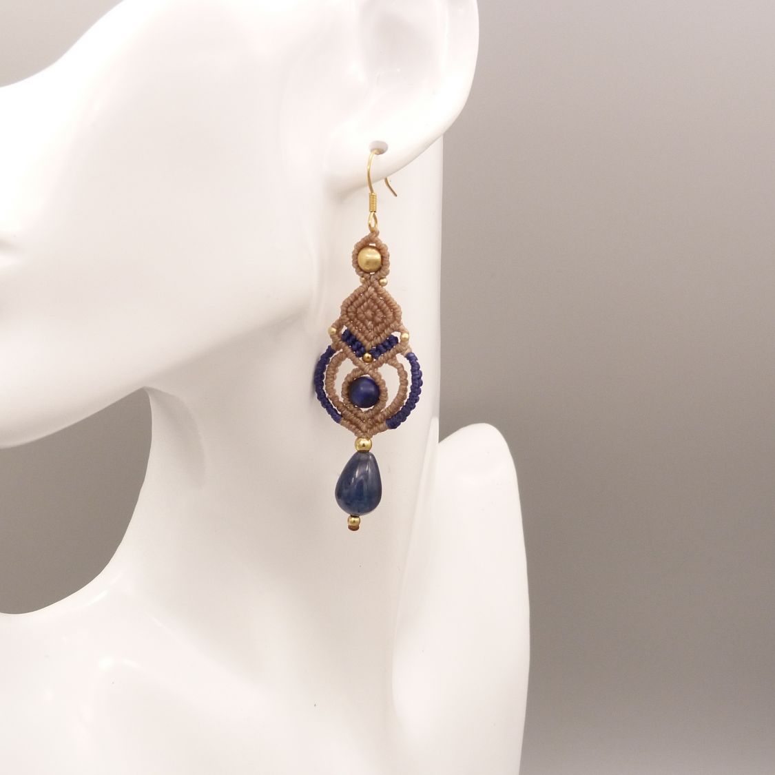 Boucles d'oreilles  en micro-macram&eacute; tons beige et bleu fonc&eacute; 