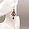 Boucles d'oreilles  en micro-macram&eacute; tons beige et bleu fonc&eacute; 