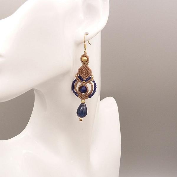 Boucles d'oreilles  en micro-macram&eacute; tons beige et bleu fonc&eacute; 