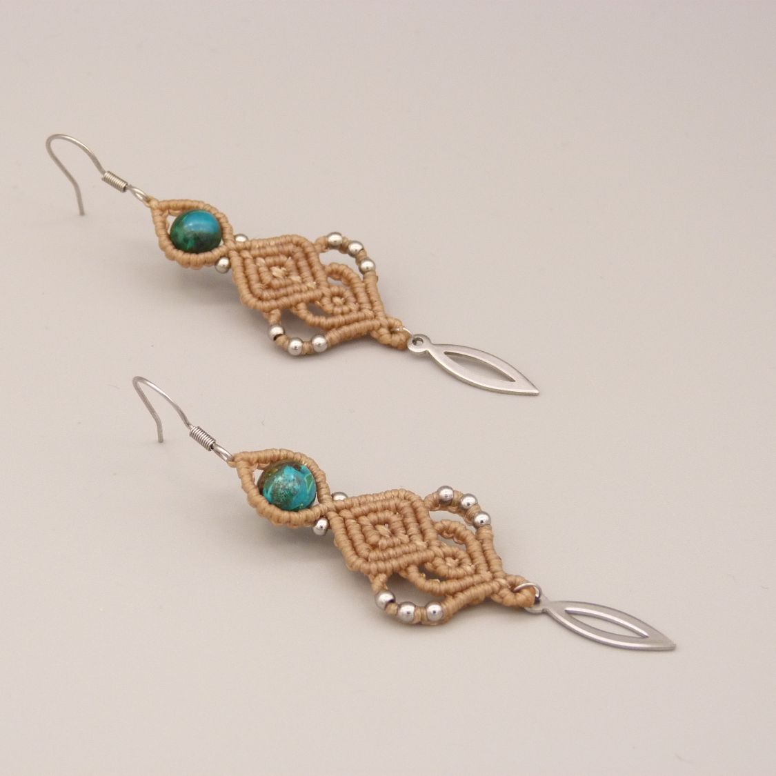 Boucles d'oreilles  en micro-macram&eacute; beige clair