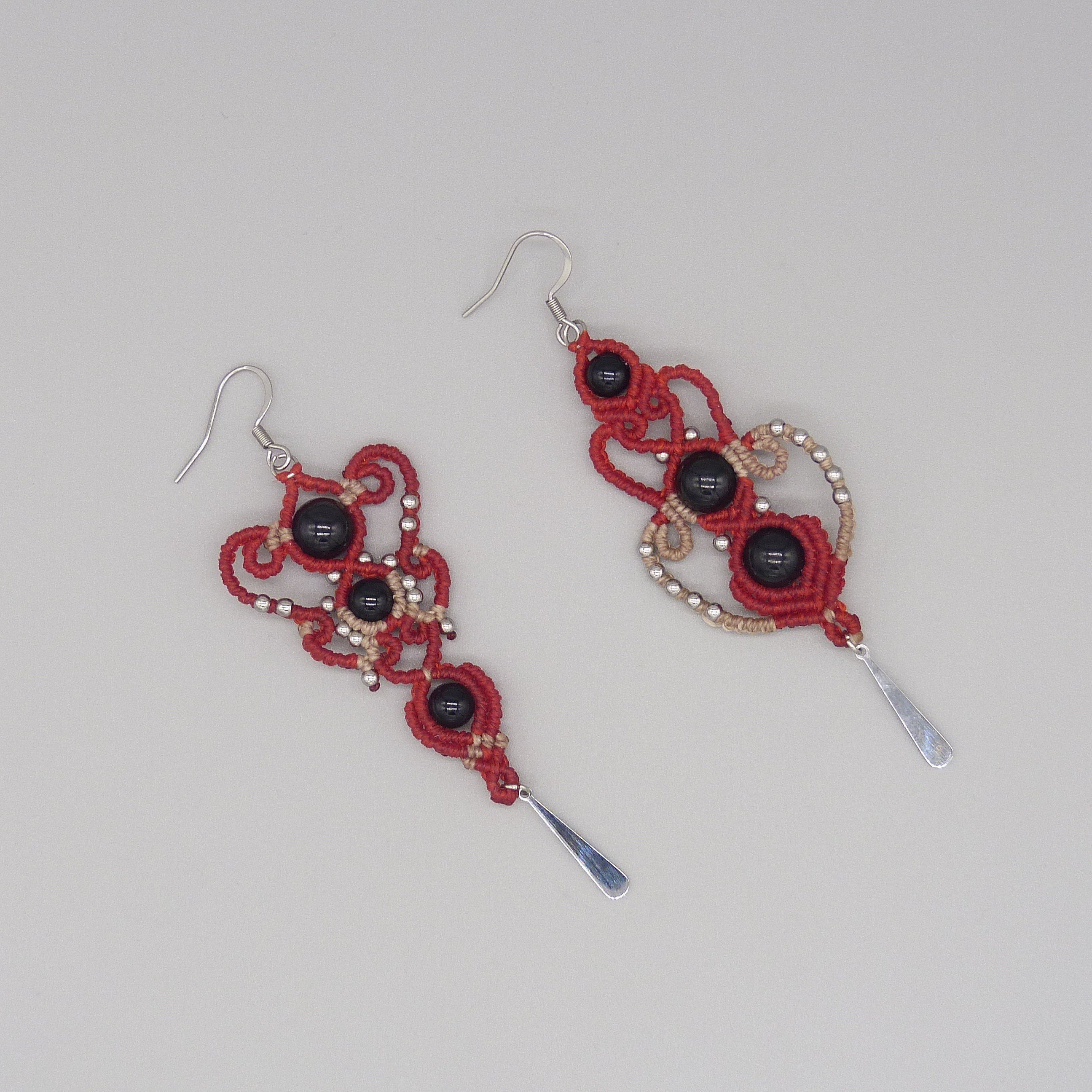 Boucles d'oreilles  en micro-macram&eacute; rouges et beiges avec perles en onyx noir