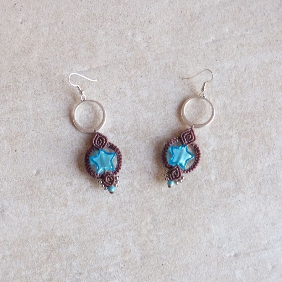 Boucles d'oreilles  en micro-macram&eacute; marron chocolat/bleu Etoile en verre de Murano