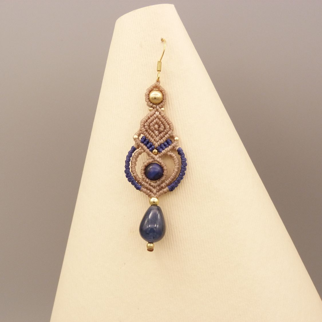 Boucles d'oreilles  en micro-macram&eacute; tons beige et bleu fonc&eacute; 