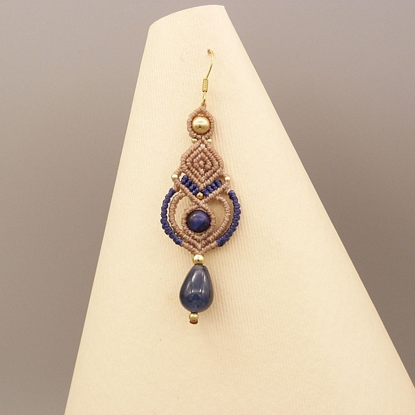 Boucles d'oreilles  en micro-macram&eacute; tons beige et bleu fonc&eacute; 