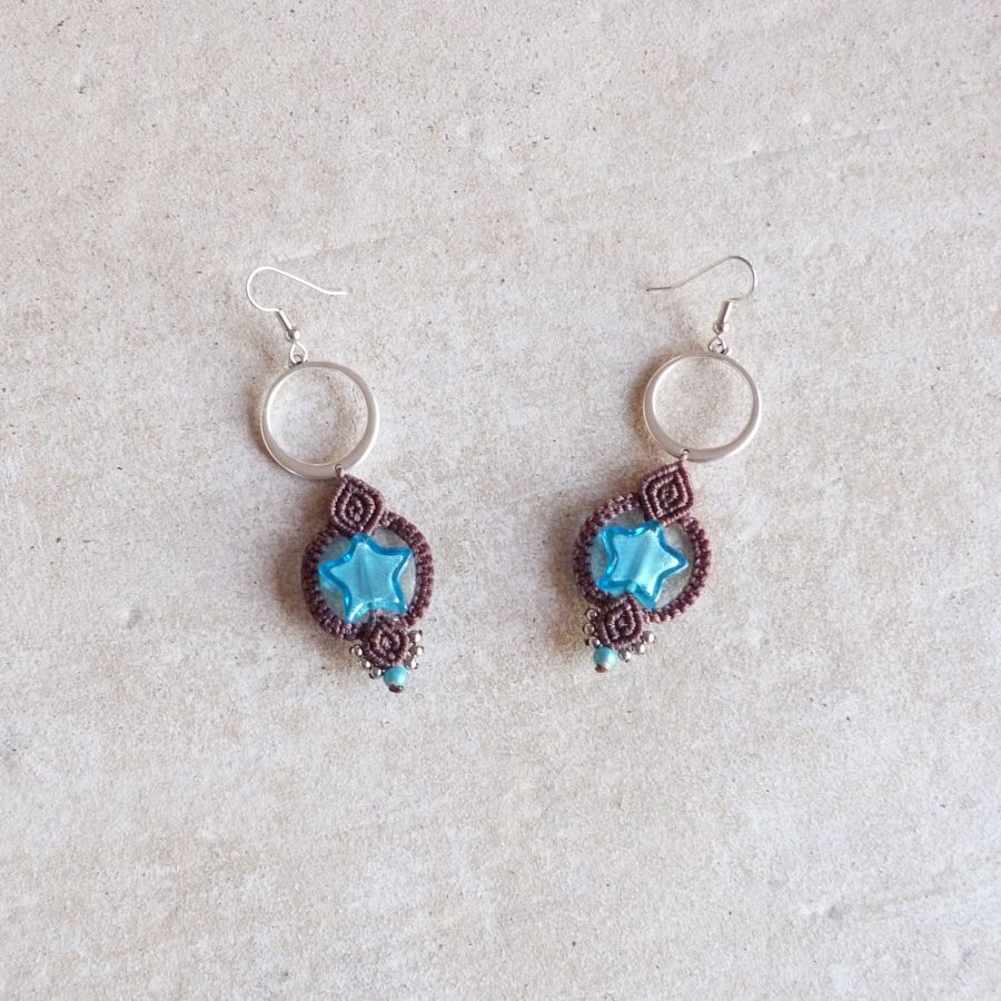 Boucles d'oreilles  en micro-macram&eacute; marron chocolat/bleu Etoile en verre de Murano