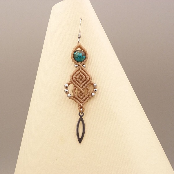 Boucles d'oreilles  en micro-macram&eacute; beige clair