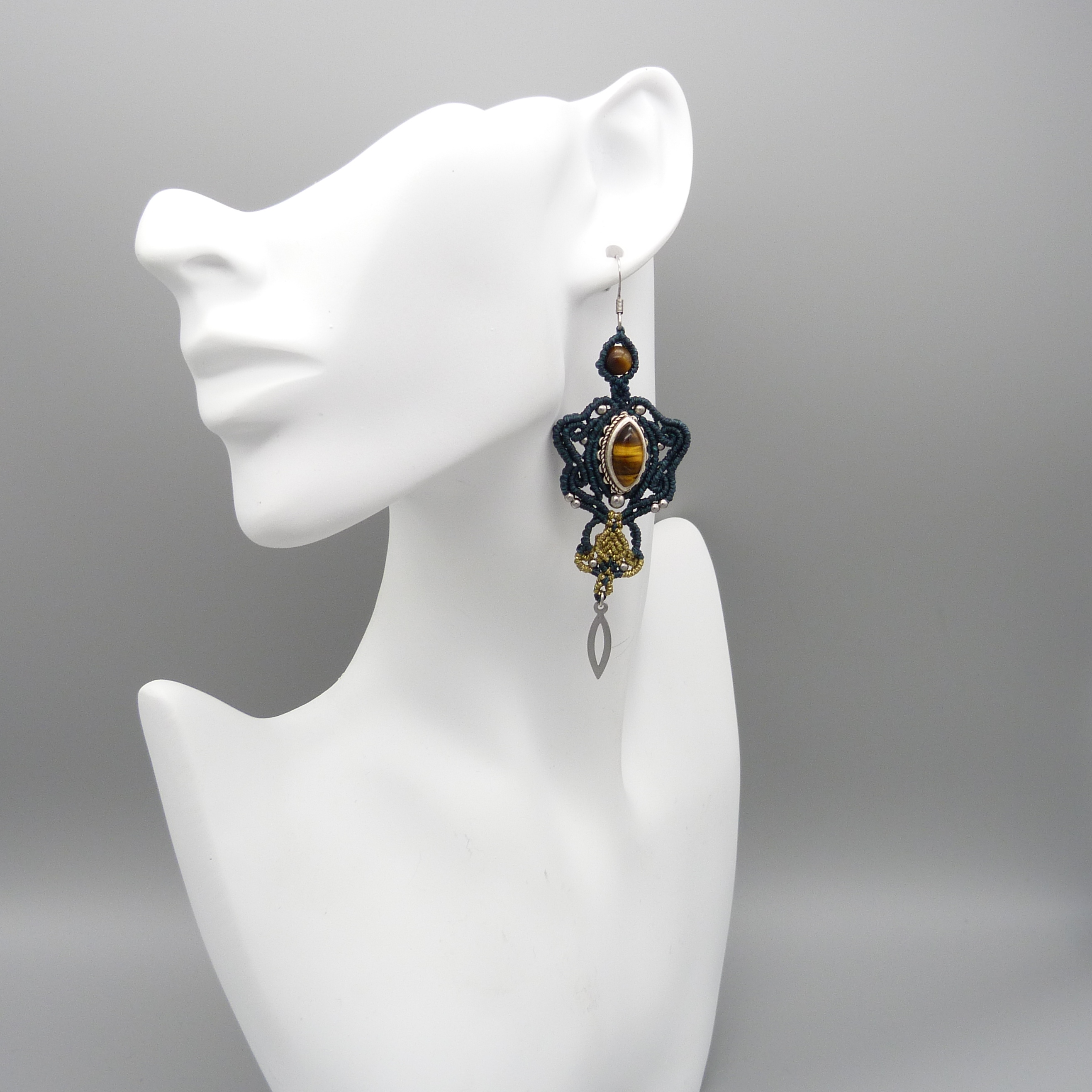 Boucles d'oreilles  en micro-macram&eacute; ton vert/dor&eacute; avec oeil de tigre serti