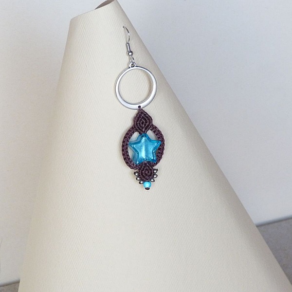 Boucles d'oreilles  en micro-macram&eacute; marron chocolat/bleu Etoile en verre de Murano