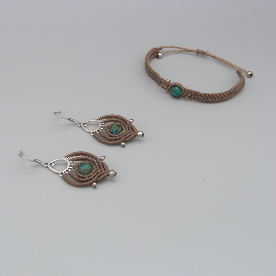 Boucles d'oreilles  en micro-macram&eacute; couleur noisette avec une perle en chrysocolle