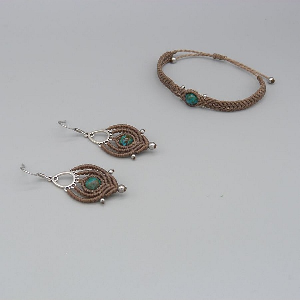 Boucles d'oreilles  en micro-macram&eacute; couleur noisette avec une perle en chrysocolle