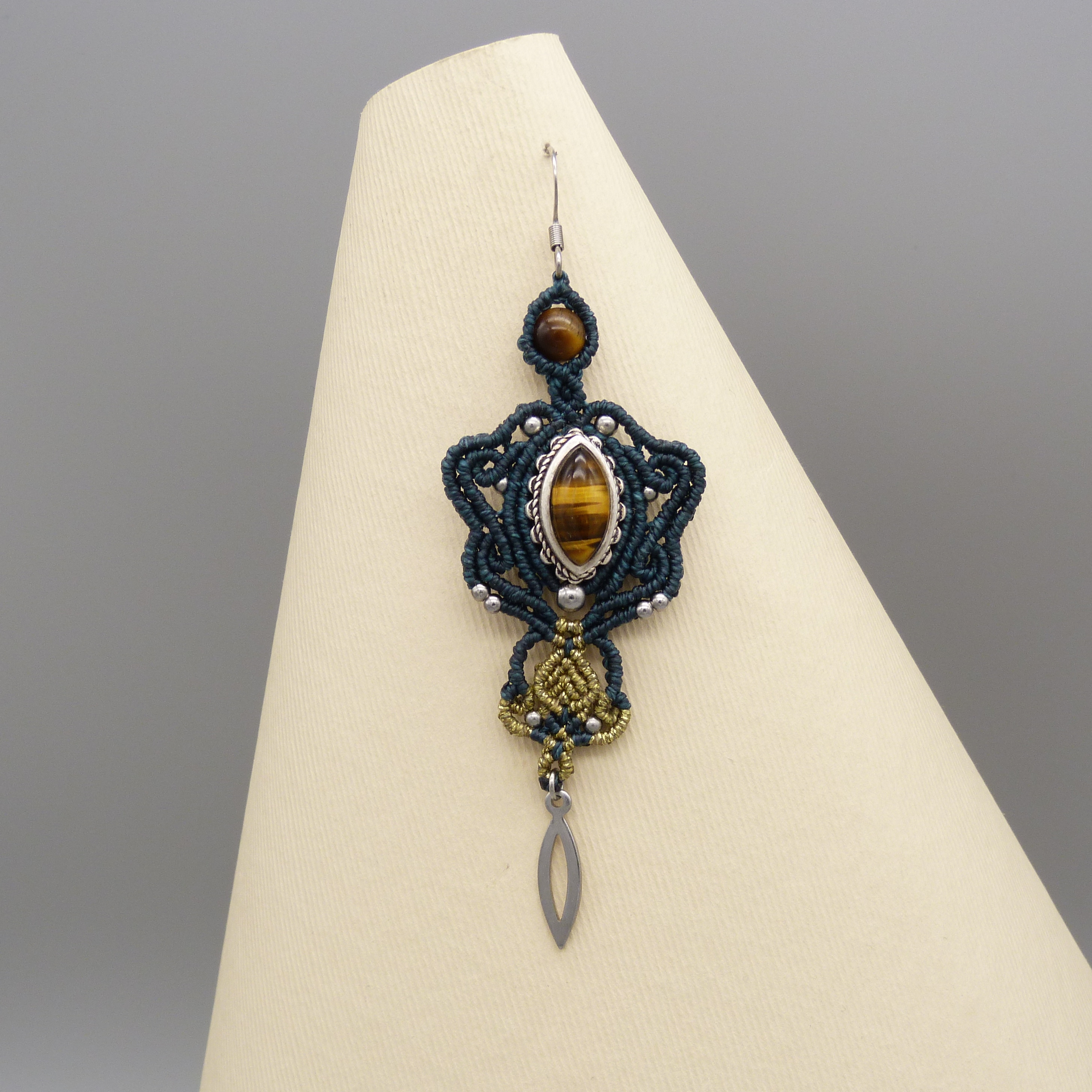 Boucles d'oreilles  en micro-macram&eacute; ton vert/dor&eacute; avec oeil de tigre serti