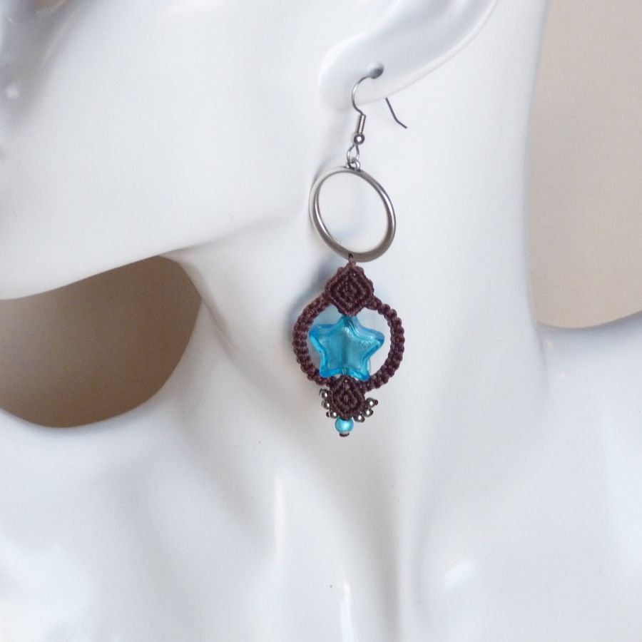 Boucles d'oreilles  en micro-macram&eacute; marron chocolat/bleu Etoile en verre de Murano