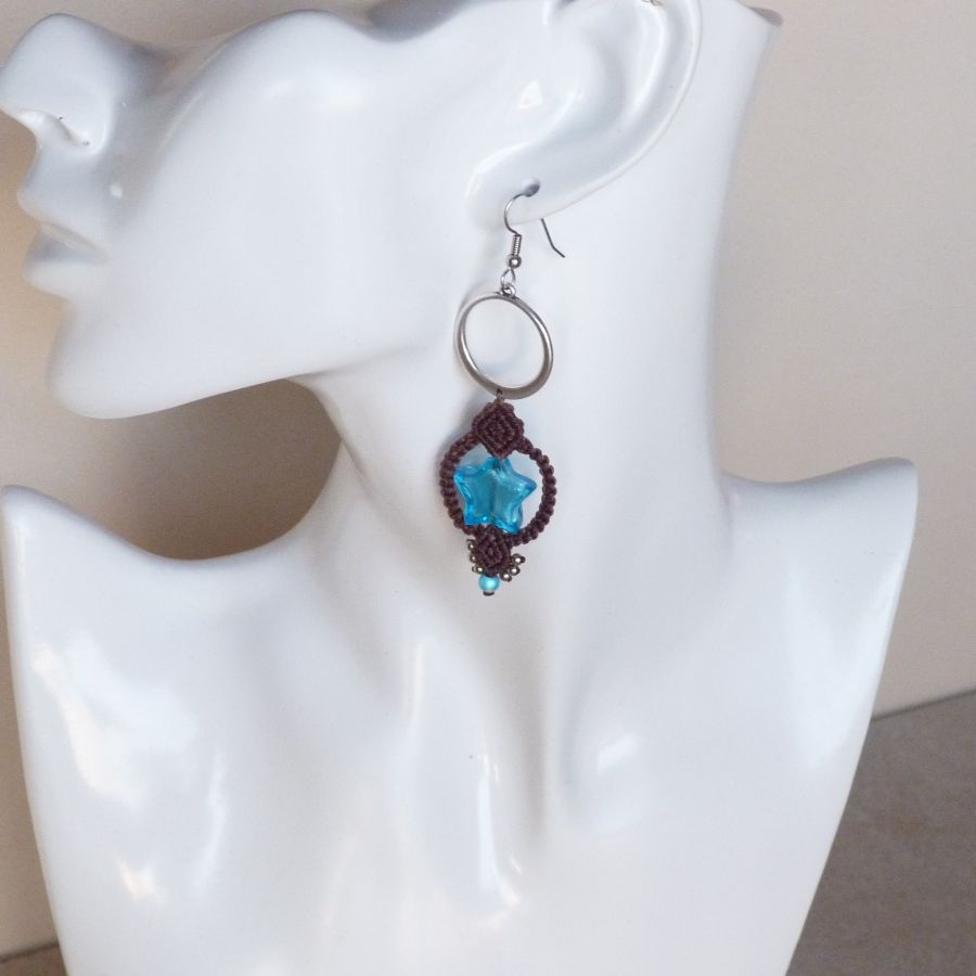 Boucles d'oreilles  en micro-macram&eacute; marron chocolat/bleu Etoile en verre de Murano