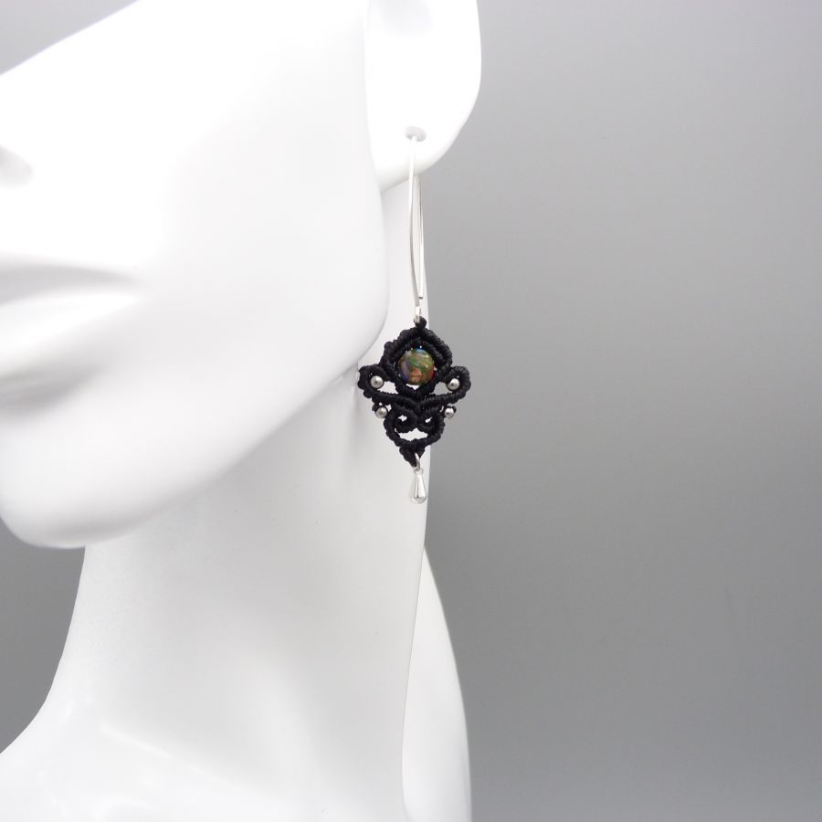 Boucles d'oreilles  en micro-macram&eacute; noires avec des perles en jaspe imp&eacute;rial